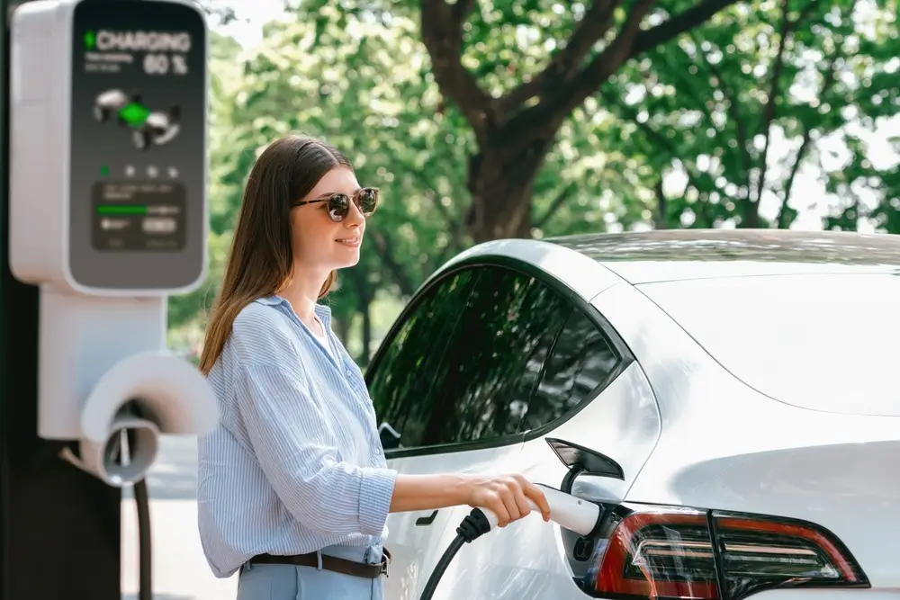 - SportDeník žena u elektromobilu