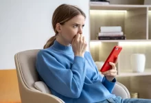 Žena přemýšlí u telefonu