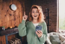 žena s telefonem v ruce