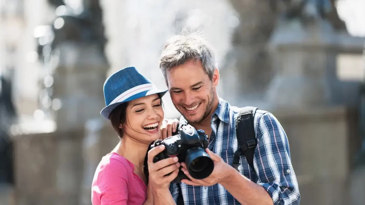 Muž a žena dívající se do fotoaparátu