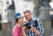 Muž a žena dívající se do fotoaparátu