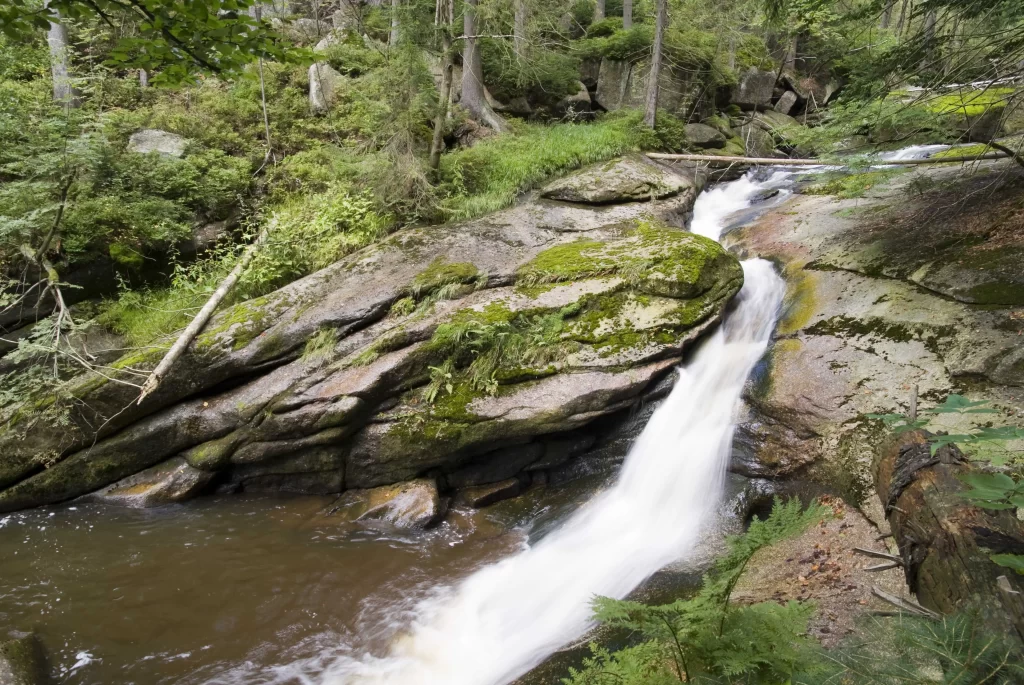 Vodopády na Černé Desné jsou oblíbenou turistickou atrakcí