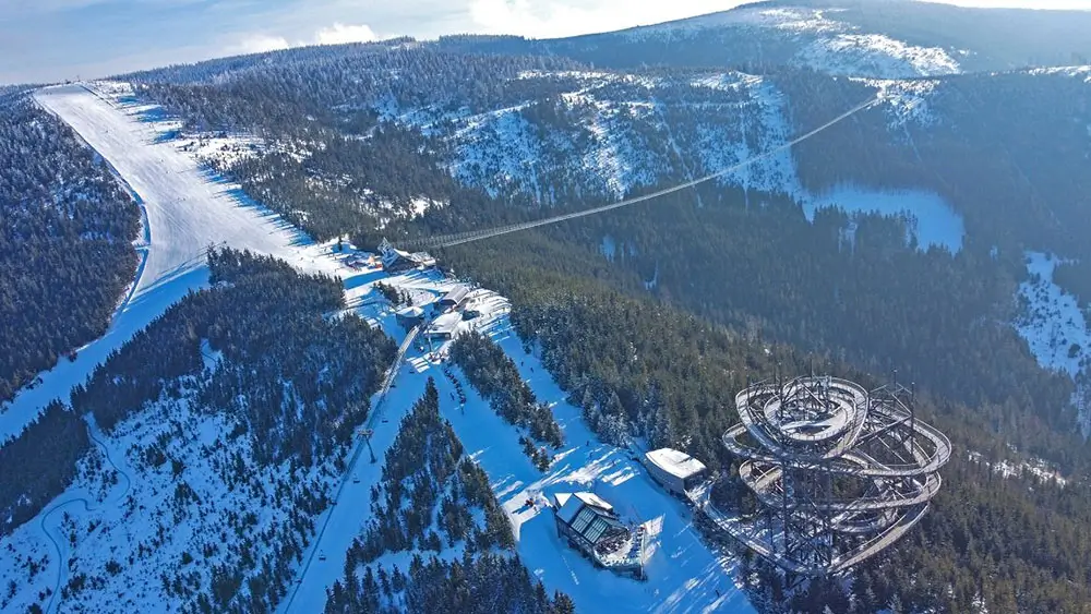 Unikátní 721 metrů dlouhý a 95 metrů vysoký most vede od chaty Slaměnka. - SportDeník Sky Bridge 721 - pohled z výšky