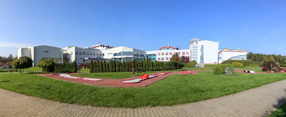 Součástí parku, s nezapomenutelným výhledem na panorama Beskyd, jsou venkovní koupele, Harmonizační chodník, minigolf nebo workoutové hřiště. - SportDeník Sanatoria Klimkovice