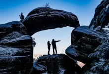 Dvojice turistů v unikátní oblasti Broumovských stěn
