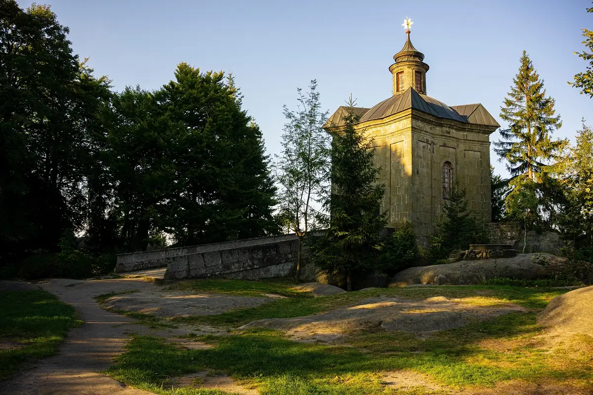 Barokní kaple Panny Marie Sněžné v Broumovských skalách