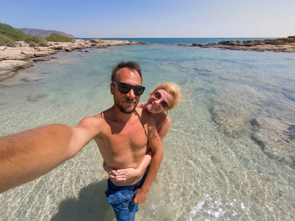 Pláž Kréta - SportDeník Mladý pár fotí své selfie na pláži Elafonisi na Krétě