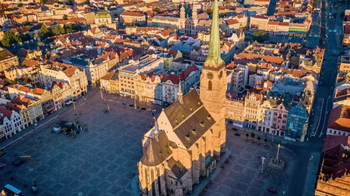 Plzeňská katedrála a pohled na centrum Plzně z dronu