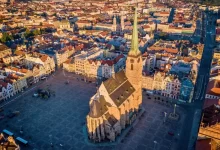 Plzeňská katedrála a pohled na centrum Plzně z dronu
