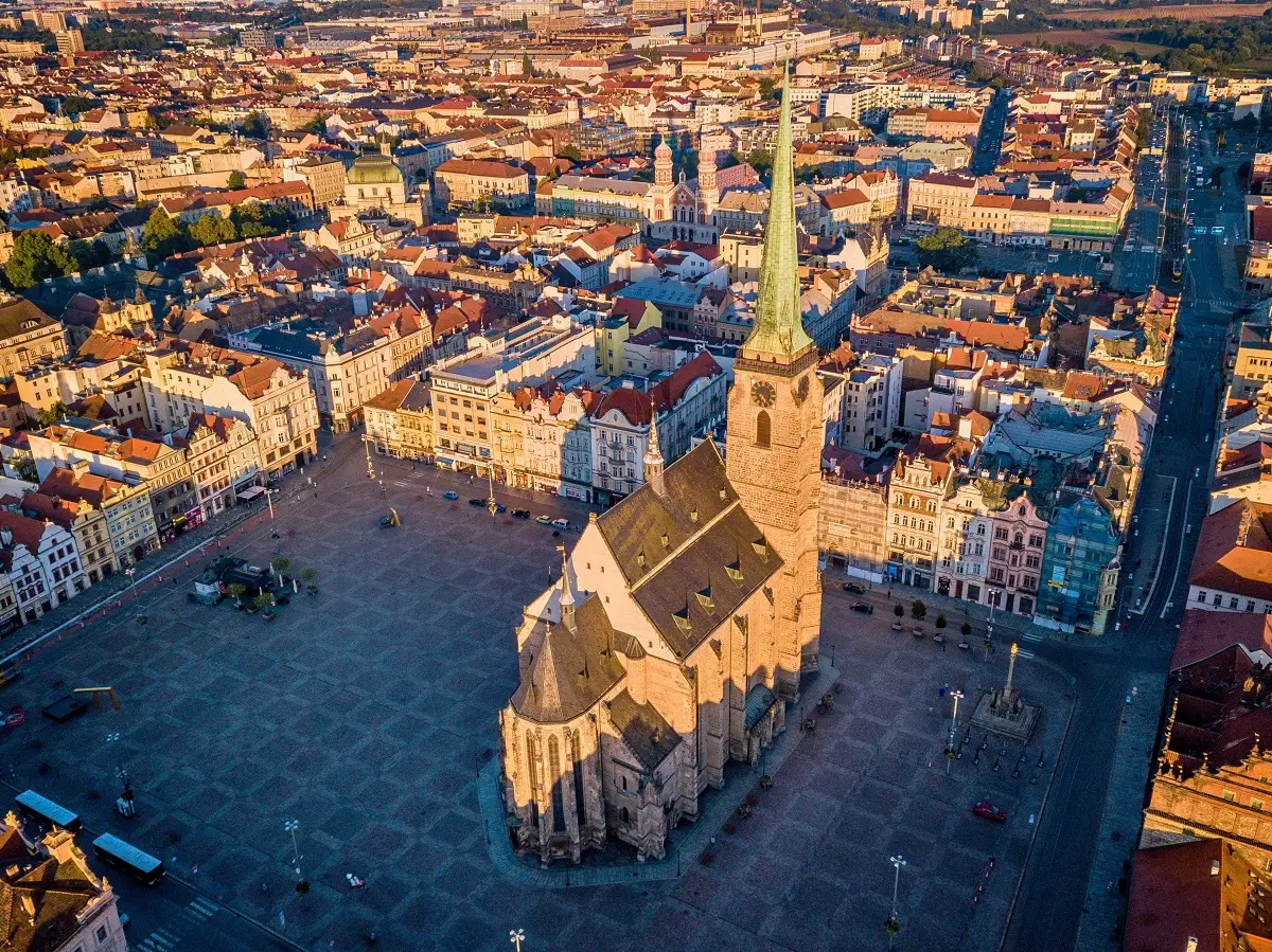 Plzeňská katedrála a pohled na centrum Plzně z dronu