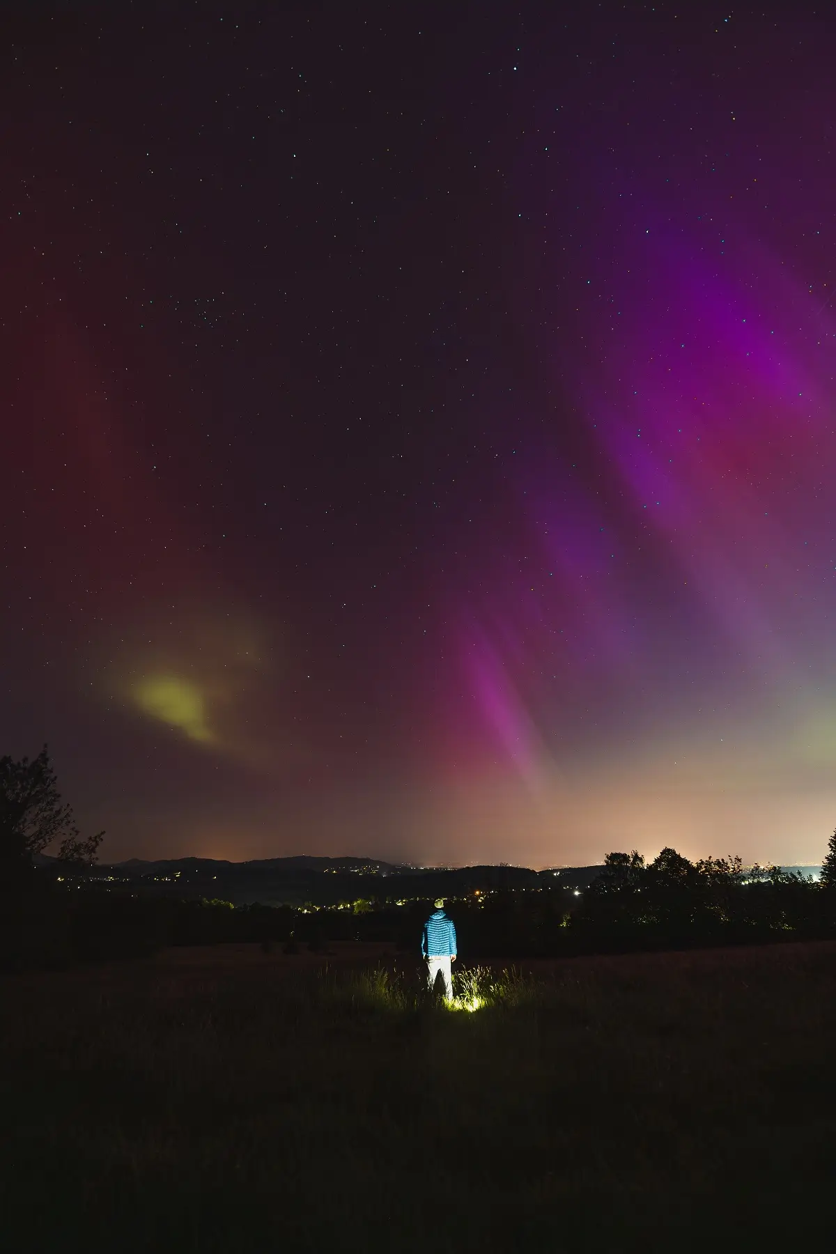 Polární záře 2 - SportDeník Aurora borealis neboli verní polární záře s jedním z jejích pozorovatelů
