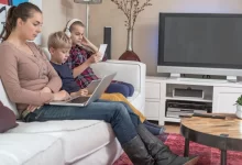 rodina na elektronických přístrojích