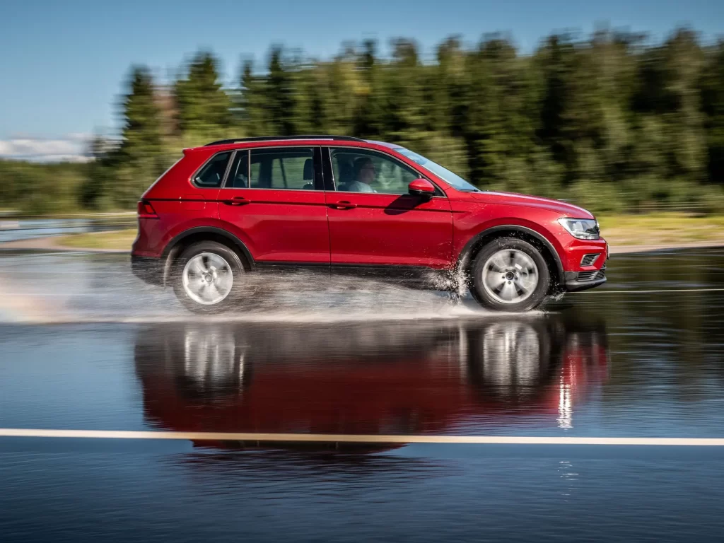 Shutterstock_1173471895 - SportDeník Auto brzdící na mokré vozovce