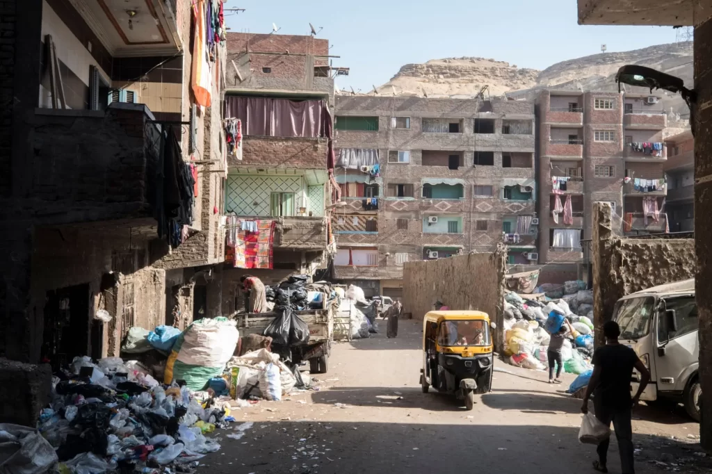 Shutterstock_1261262362 - SportDeník Egyptská chudinská čtvrť plná odpadků