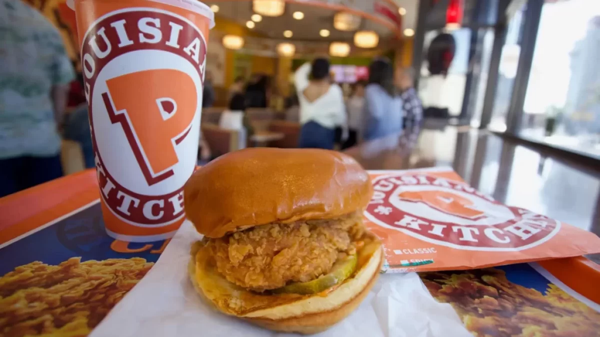 Kuřecí hamburger s nápojem na stole v restauraci