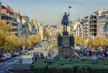 Václavské náměstí v Praze se sochou sv. Václava v popředí