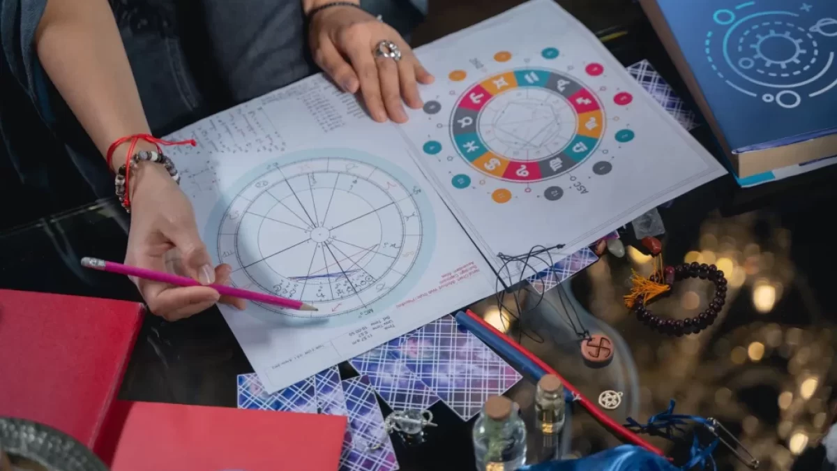 žena sestavuje horoskop