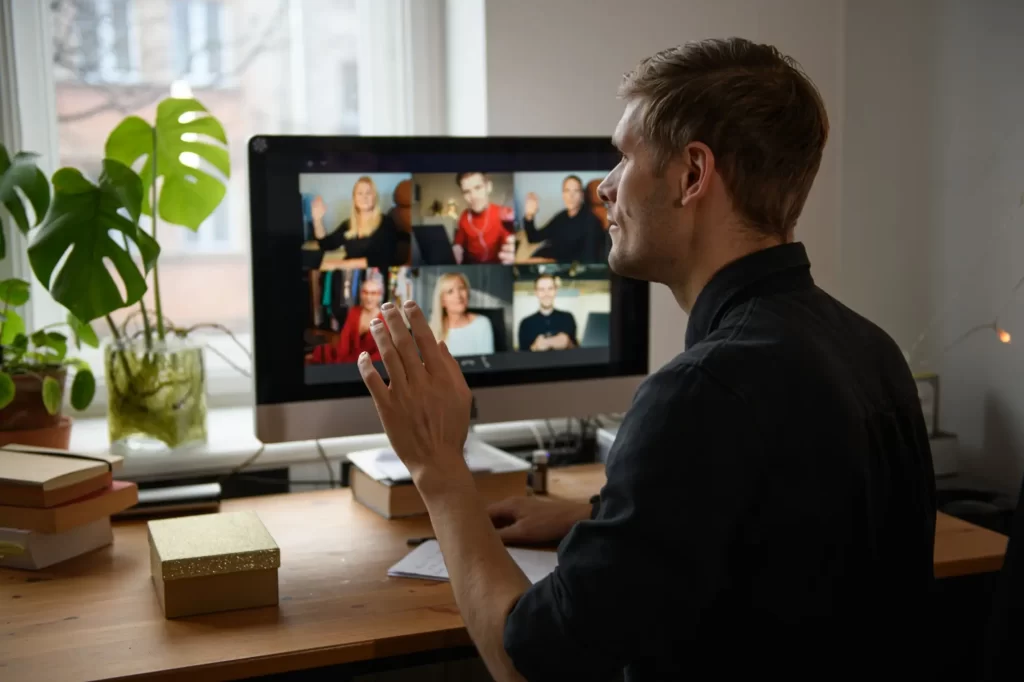 Shutterstock_1858184176 1 - SportDeník Muž má online schůzku na počítači