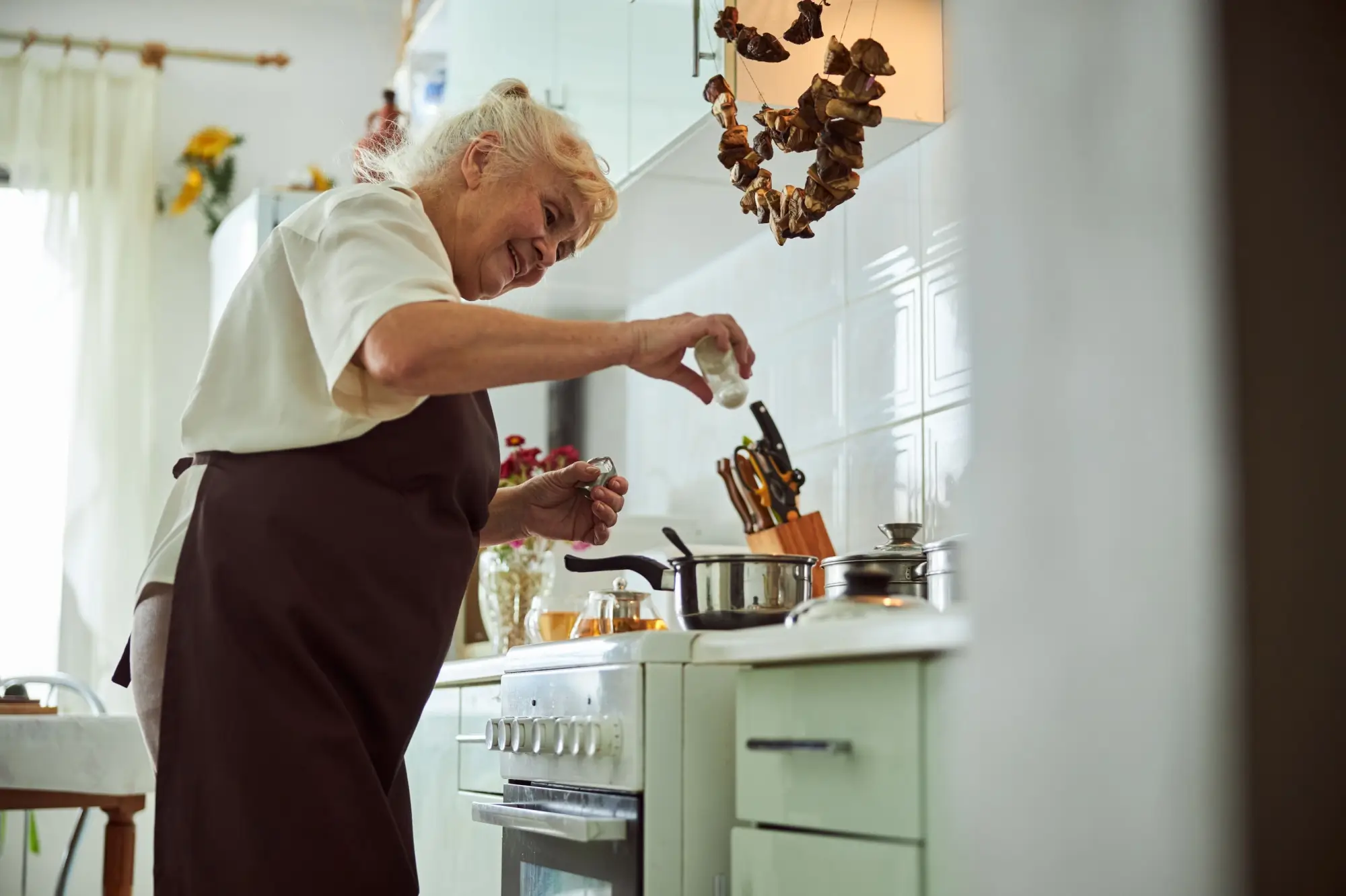 žena vaří v kuchyni