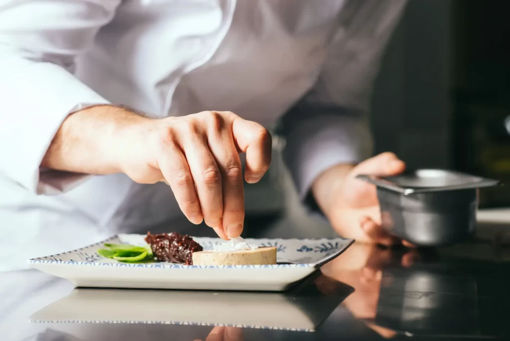 Shutterstock_1954378414 - SportDeník Kuchař servíruje foie gras