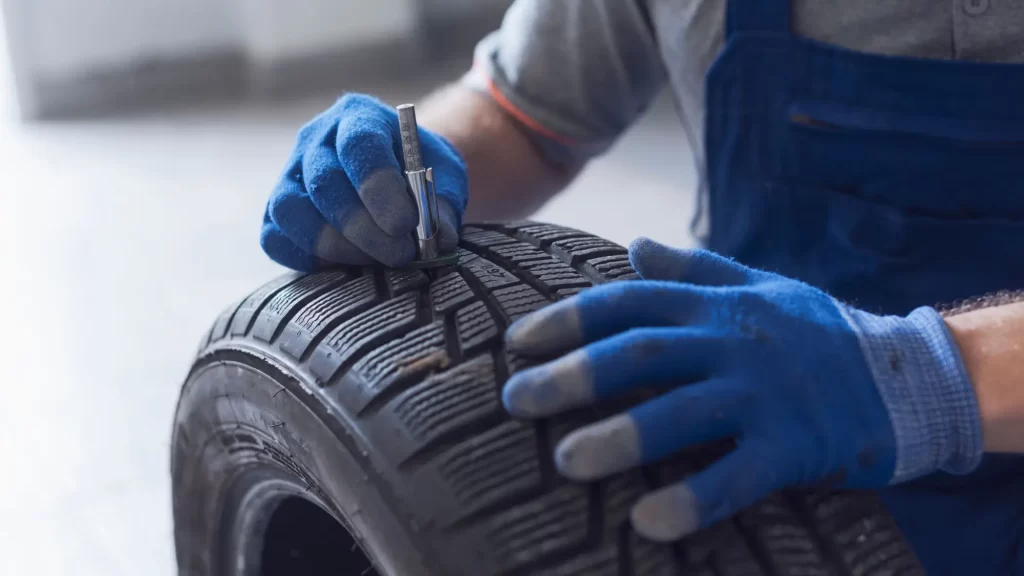 Shutterstock_2017930805 - SportDeník Automechanik měřící hloubku dezénu