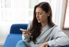 Žena přemýšlí u telefonu