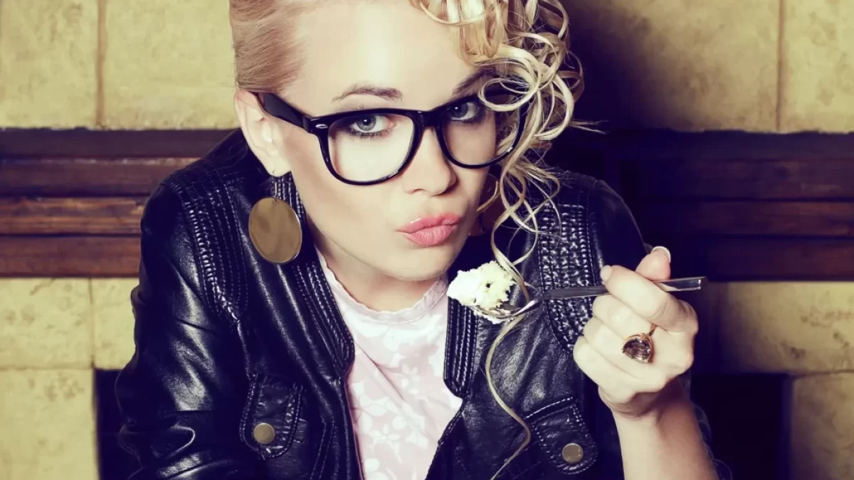 Žena jí.
