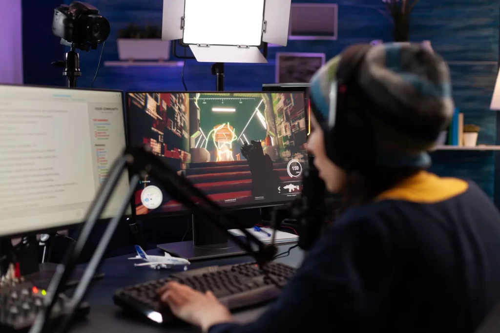 Starší modely se mohou stát snadnějším cílem útoku hackerů - SportDeník žena hraje videohry