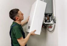 Instalatér opravující plynový kotel