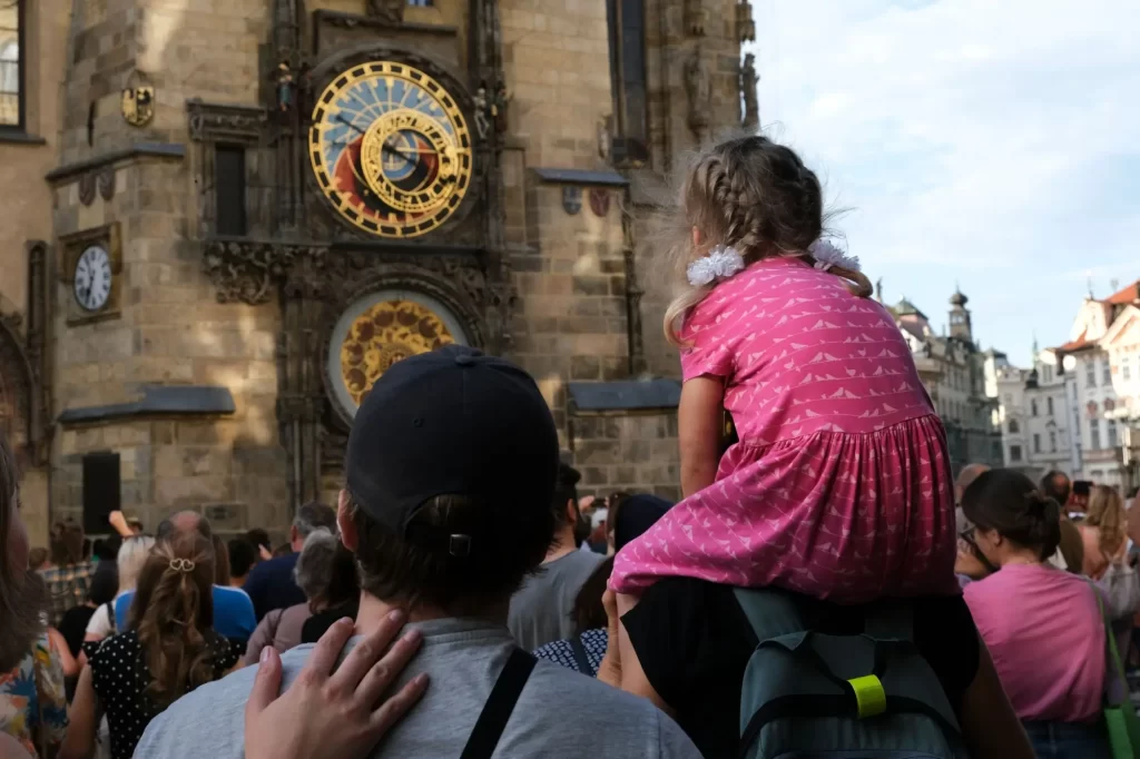 Shutterstock_2228249521 - SportDeník Turisté u orloje v Praze