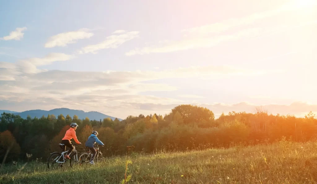 Shutterstock_2259934479 - SportDeník Cyklisti v přírodě