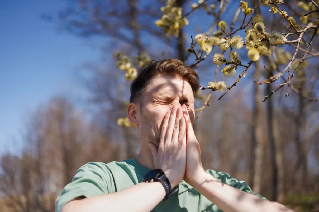 Muž s jarní alergií