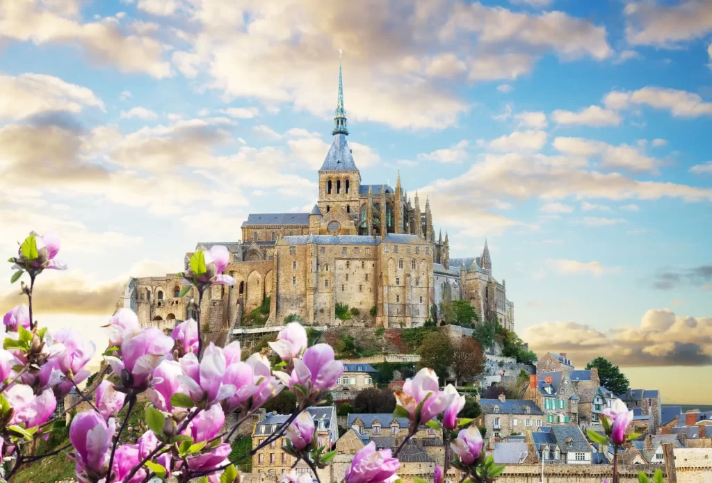 Shutterstock_2435100683 - SportDeník V Mont Saint-Michel si budete připadat jako v pohádce.