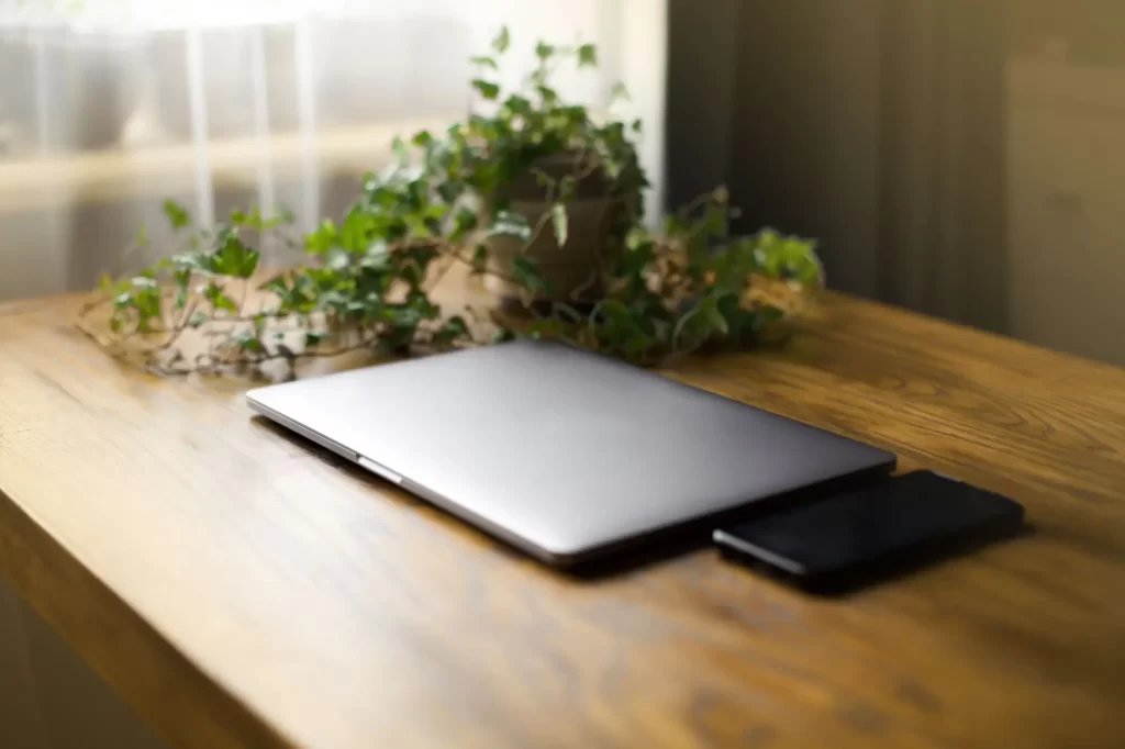 Laptopy mají obecně nižší spotřebu - SportDeník notebook na stole
