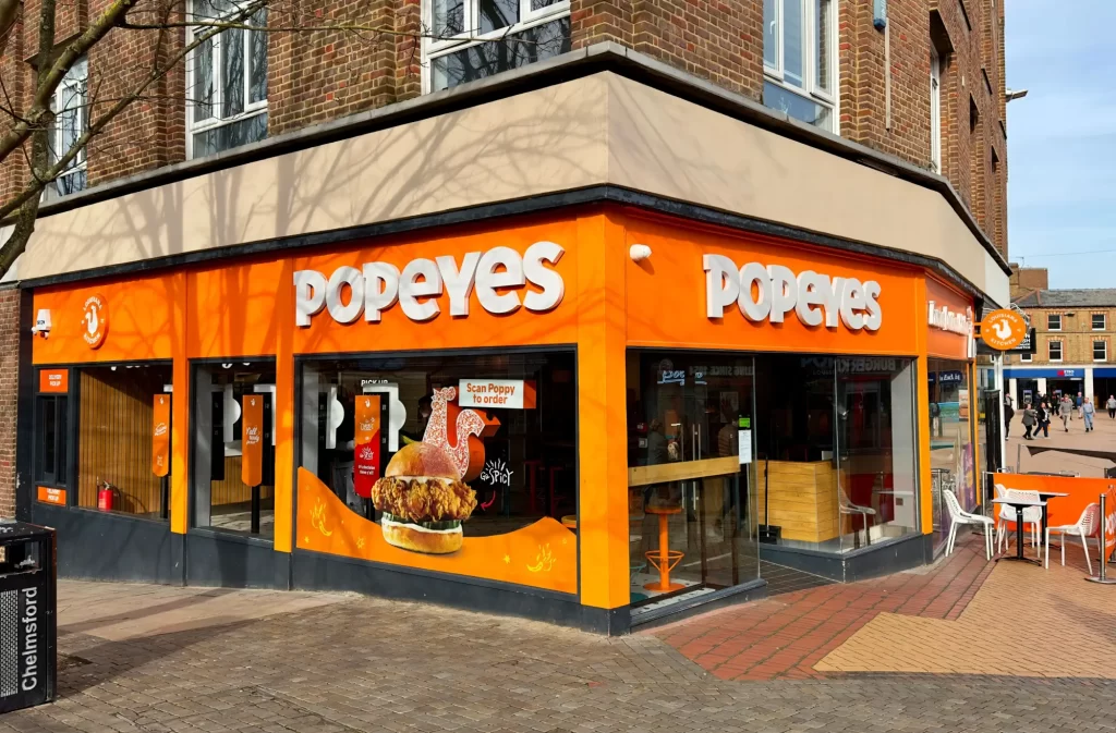 Shutterstock_2453415413 - SportDeník Pobočka Popeyes na rohu ulice