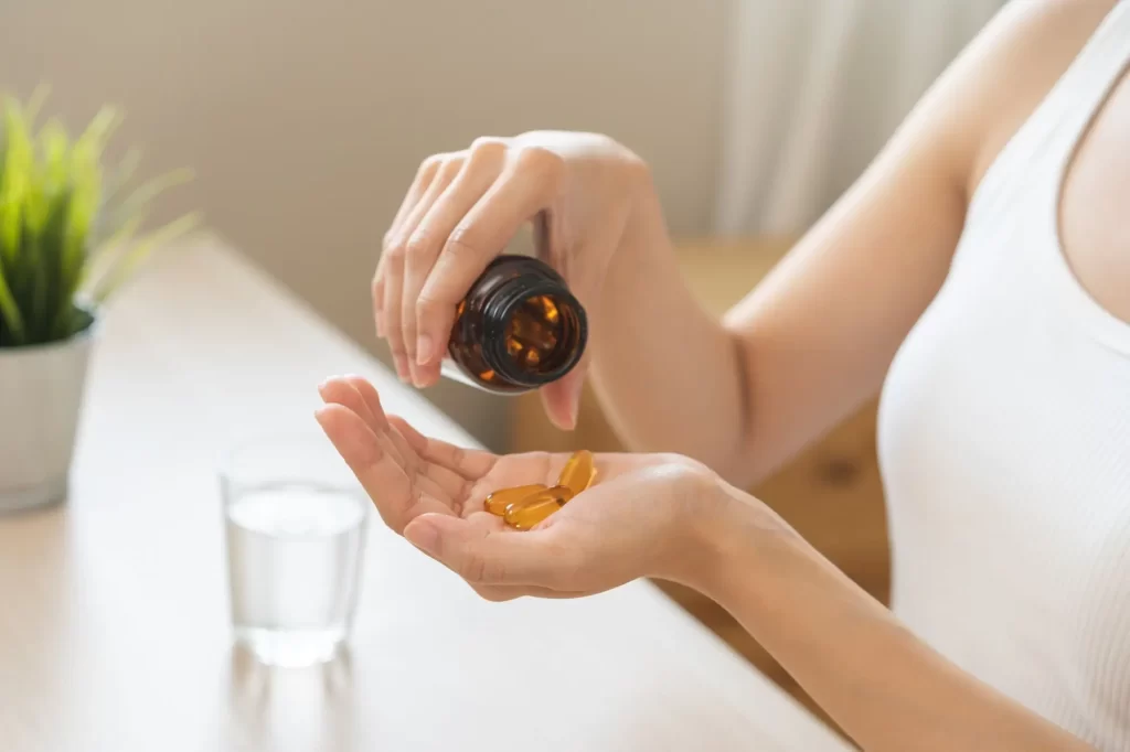 Shutterstock_2461759673 - SportDeník Vitamín C lze získat i ve formě kapslí.