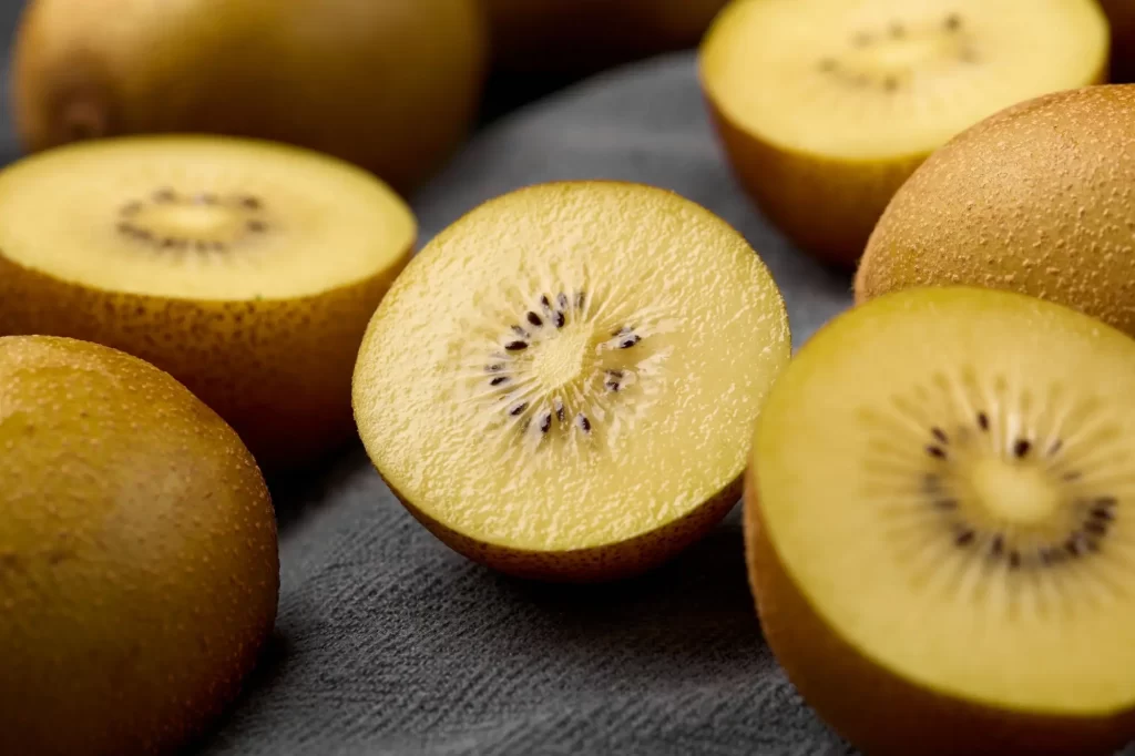 Zlaté kiwi je sladší a oblíbené zejména u dětí. 
