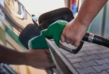 Ruka držící tankovací pistoli