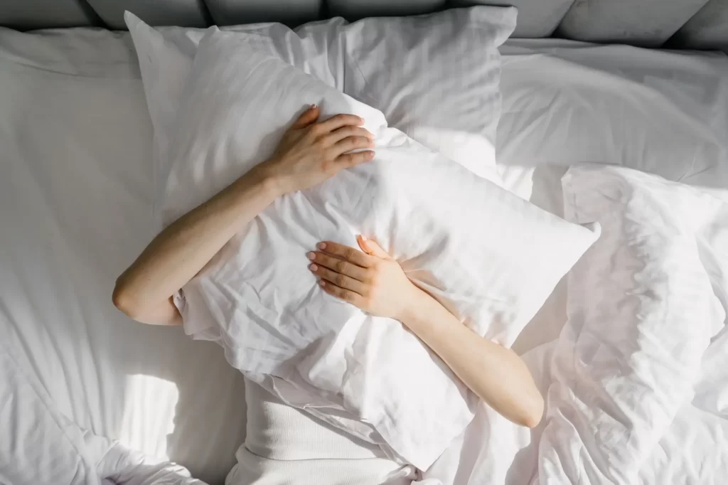 Se začátkem jara má řada lidí problém ráno vůbec vylézt z postele, FOTO: Shutterstock - SportDeník muž leží v posteli