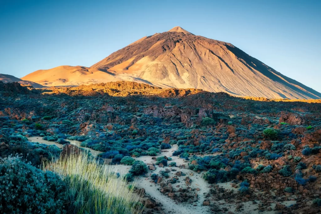 Shutterstock_2510592047 - SportDeník Ostrovu dominuje majestátní sopka Teide.