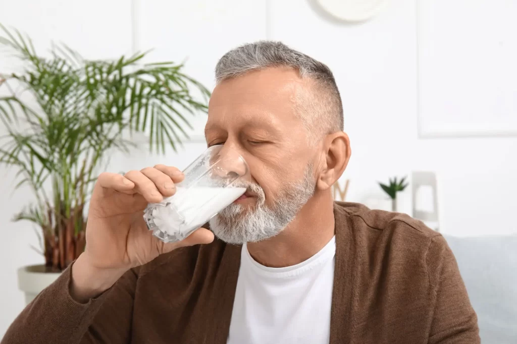 Shutterstock_2522209973 - SportDeník Starší muž pije mléko ze sklenice