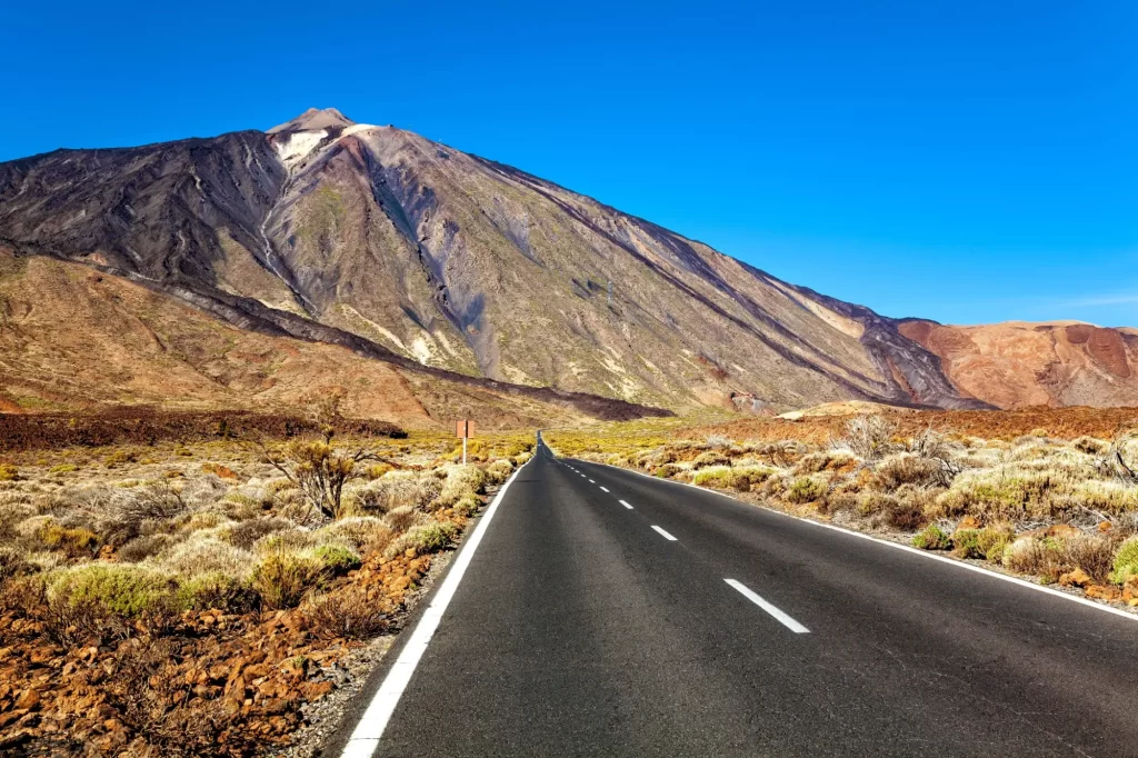 Shutterstock_2533531337 - SportDeník Pohled na Pico del Teide ze silnice