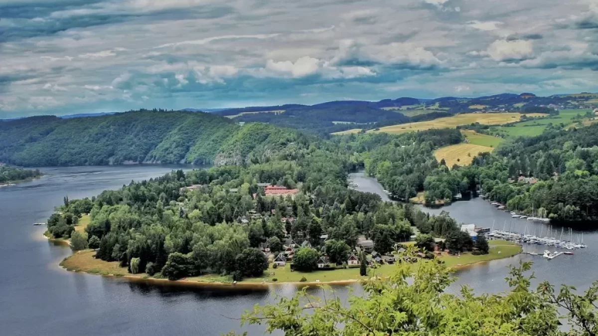 Slapská přehrada, součást Vltavské kaskády, z dronu