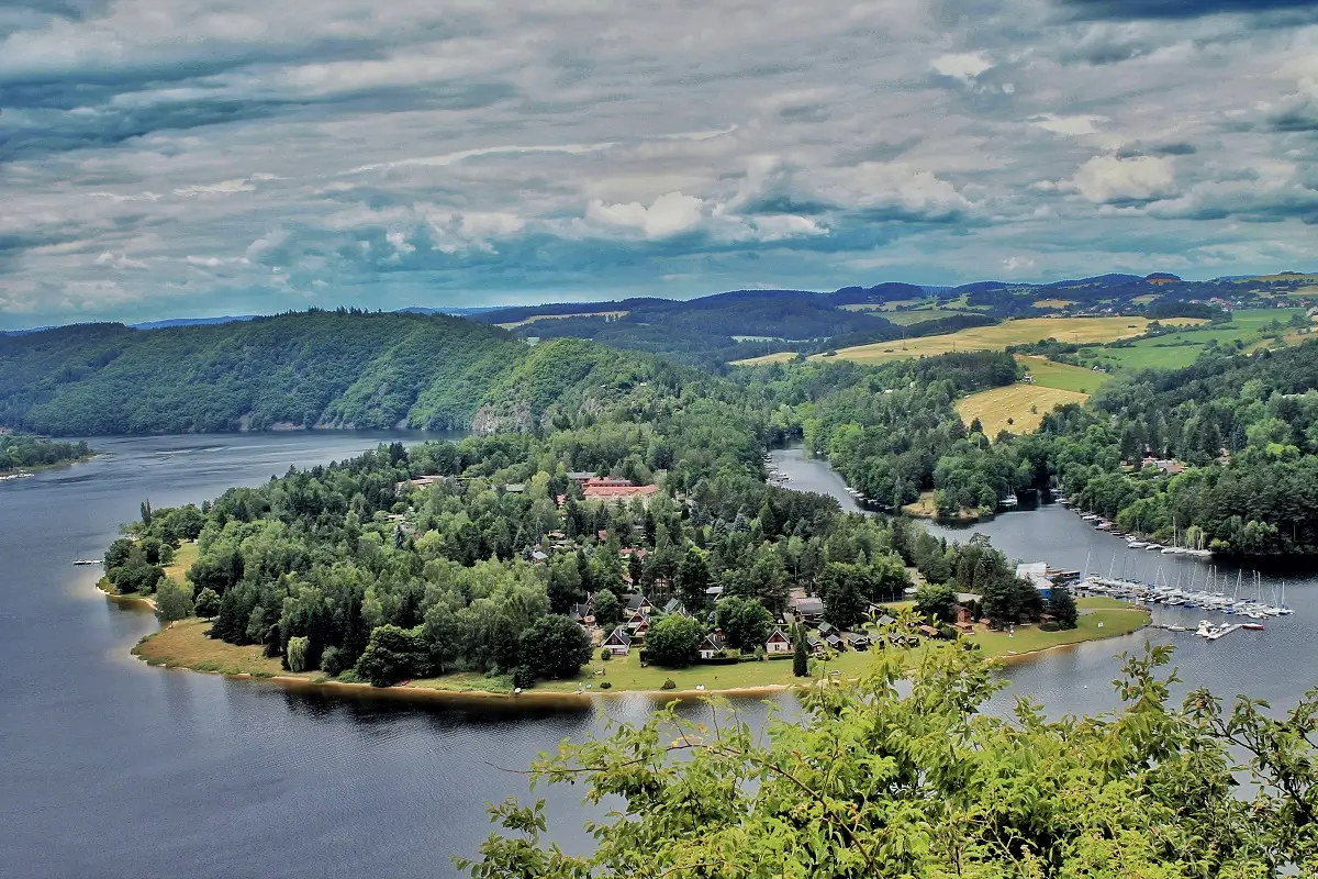 Slapská přehrada, součást Vltavské kaskády, z dronu