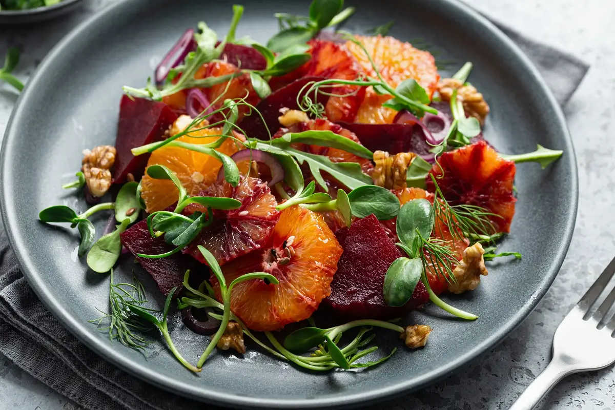 červená řepa 4 - SportDeník Salát z červenou řepou, microgreens a citrusovými plody
