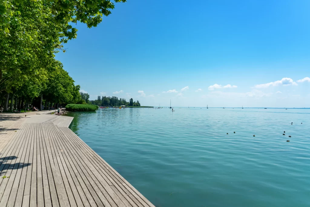download 77 - SportDeník břeh Balatonu