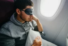 spící muž v letadle