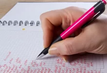 Žena píše do bloku