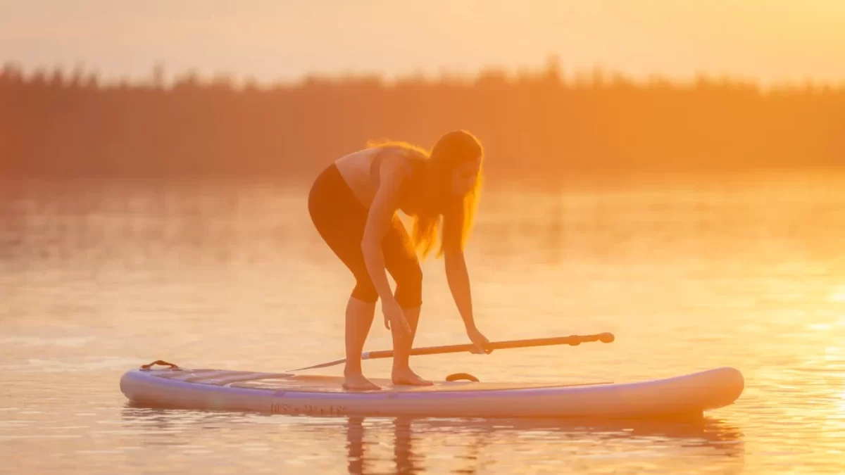 Žena na paddleboardu