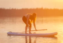 Žena na paddleboardu